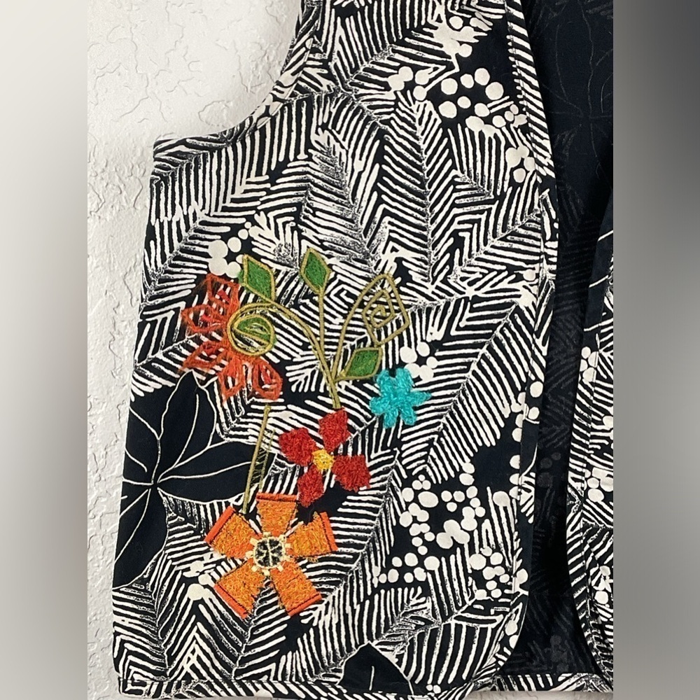 Chico’s Floral Embroidered Black White Vest Size 2 Medium - Picture 3 of 9